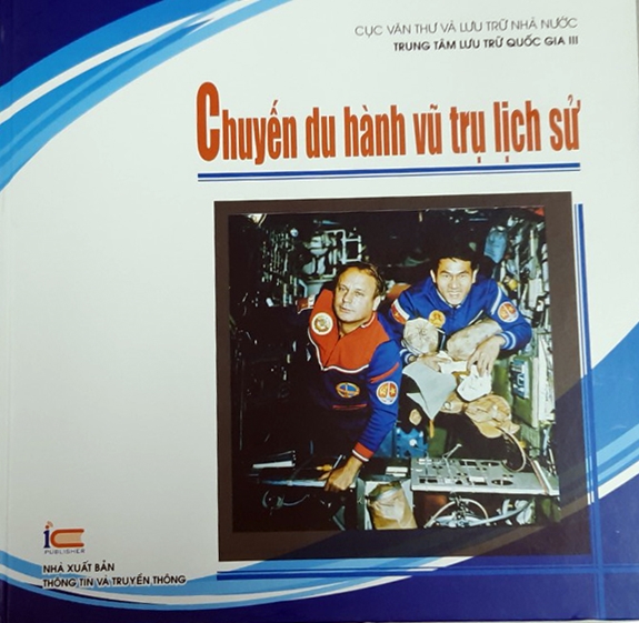 Bìa ấn phẩm lưu trữ “Chuyến du hành vũ trụ lịch sử”.